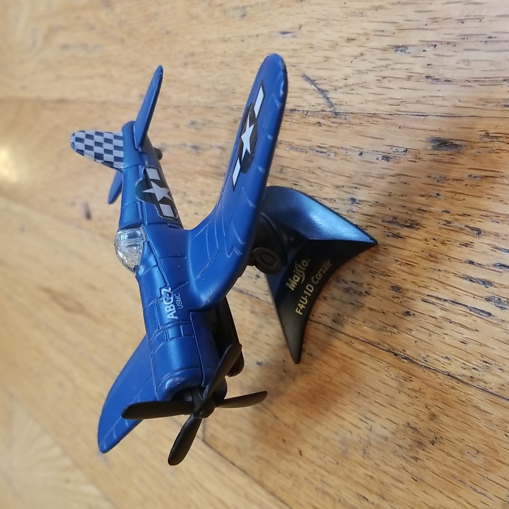 Maisto F4U-1D Corsair with stand